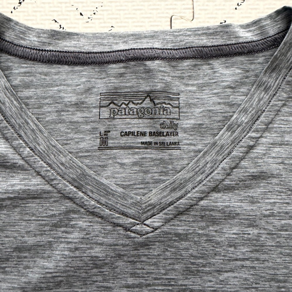 Patagonia Capilene Base-layer T-Shirt Top Short Sleeve V-Neck Womens M - Picture 4 of 7